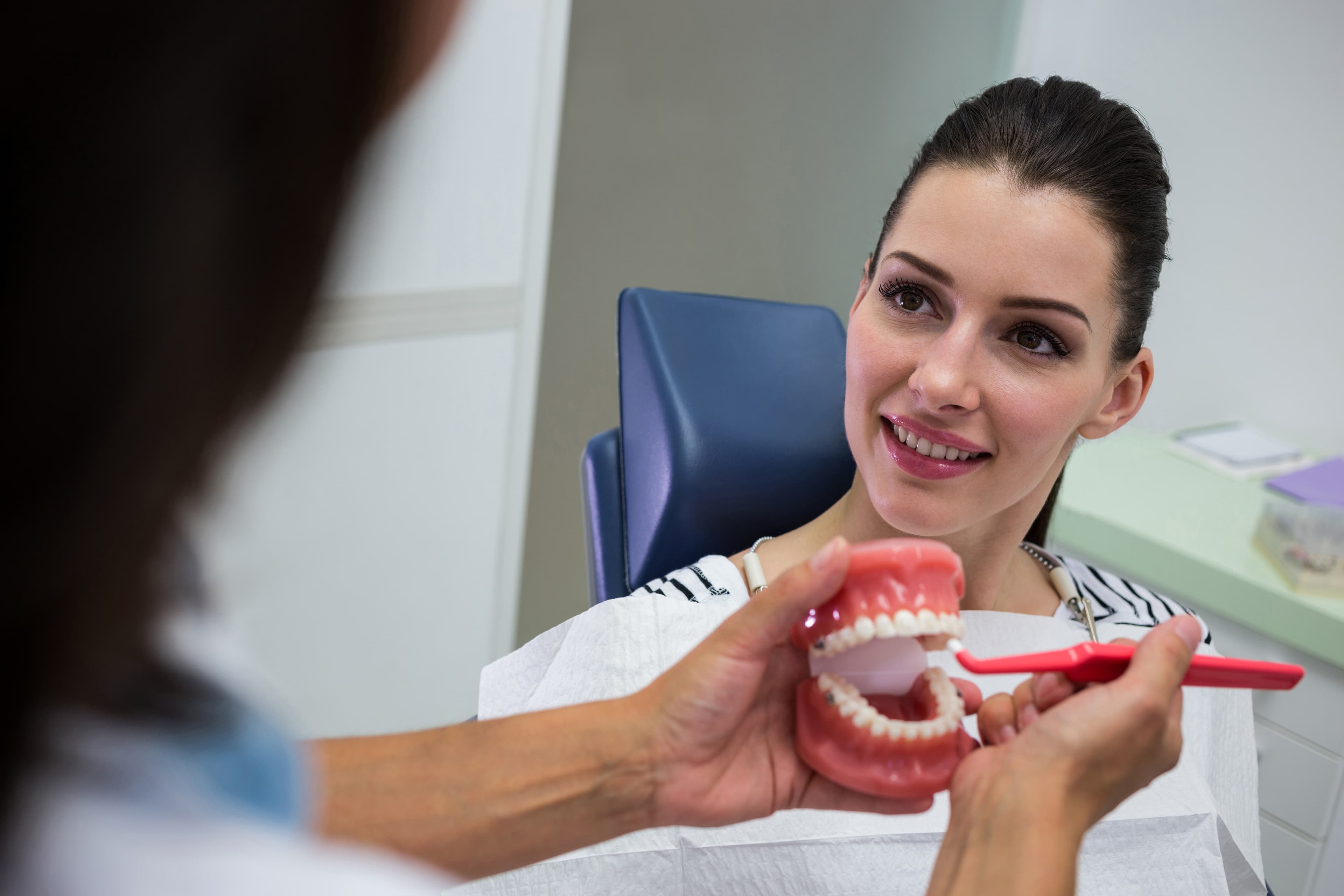 How to Maintain Healthy Teeth Between Dental Visits